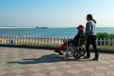 广西八旬老人推轮椅带老伴游中国(为了方便推轮椅带老伴出门)