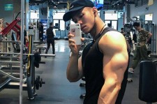 广西肌肉男模(肌肉男模拟器)